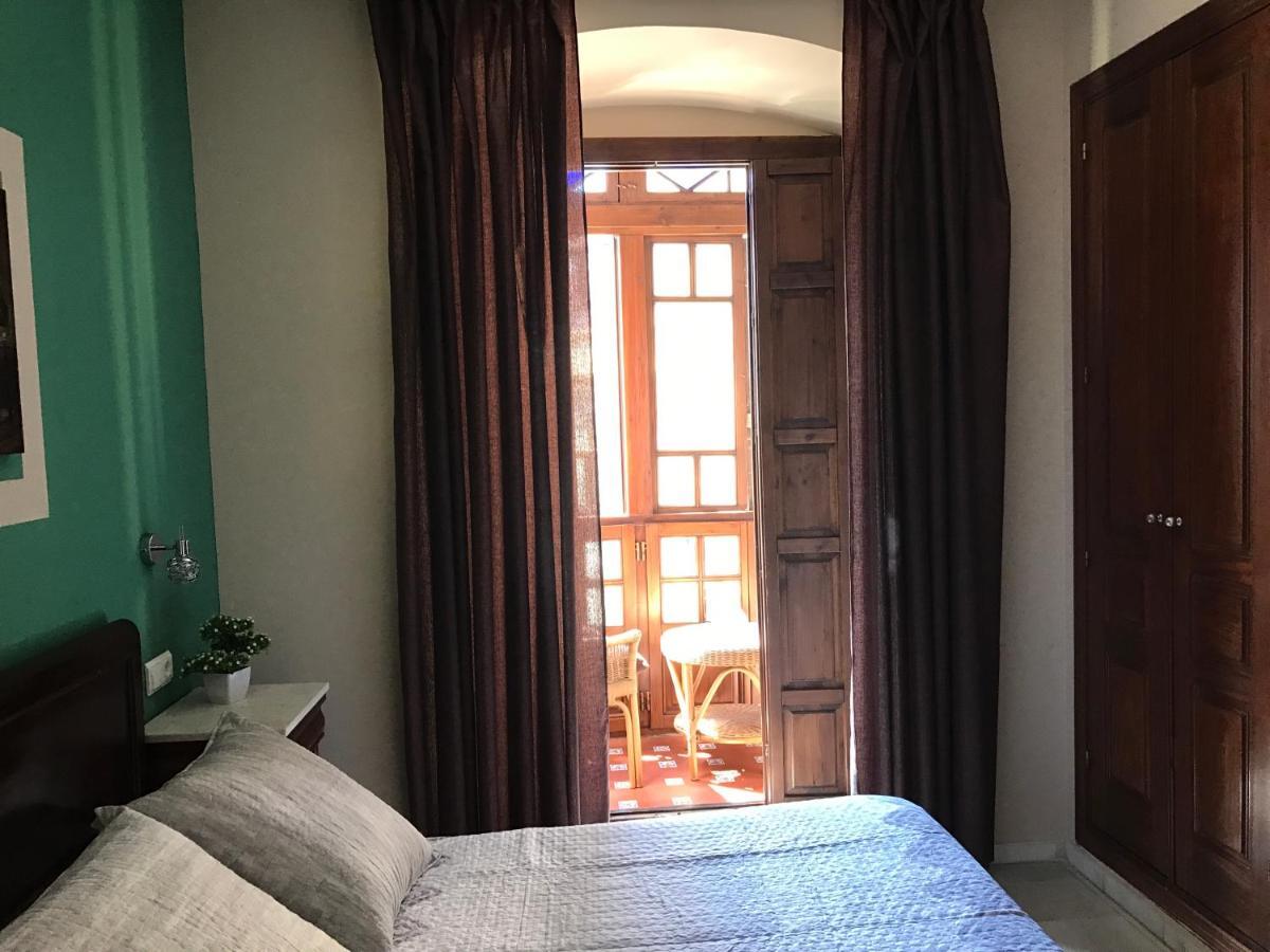 Puerta Carmona Gasthuis 2*